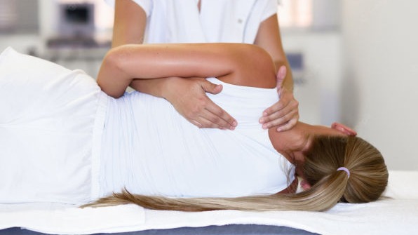 Fisioterapeuta realizando terapia manual a un paciente