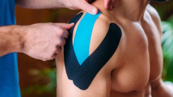Aplicación de vendaje neuromuscular para soporte articular y muscular
